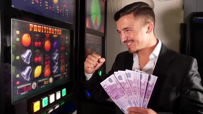 075_Spielautomaten_Gambling_spielen_Mann