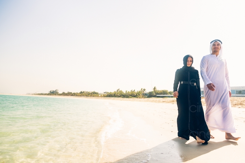  muslimisches Paar spaziert am Strand 20140313-3751
