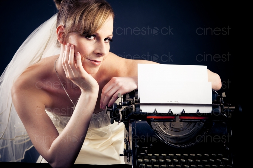 Braut mit Schreibmaschine 20110206_0453 