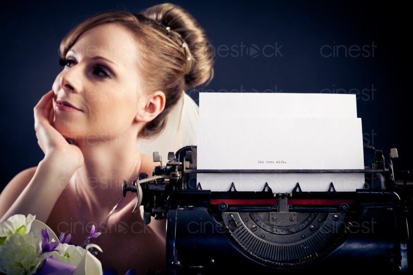 Braut mit Schreibmaschine 20110206_0482 