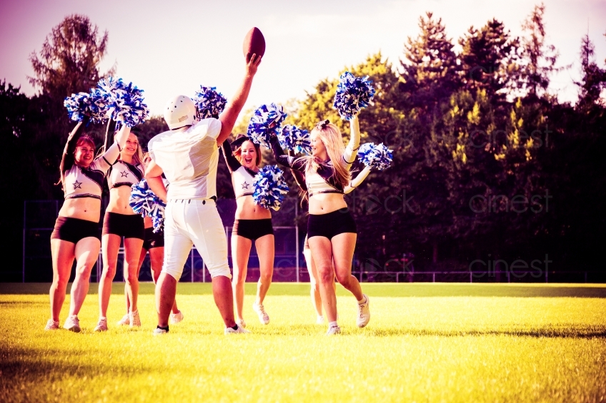 Cheerleaderinnen und Football Spieler 20130811-cheer-1095