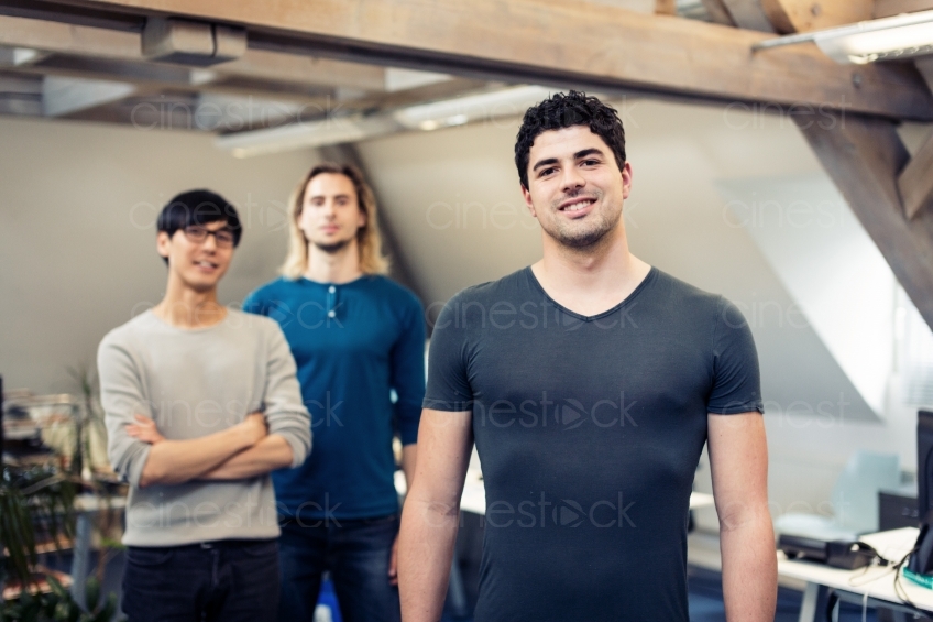 Drei Männer stehen im Büro 20150510-0922 