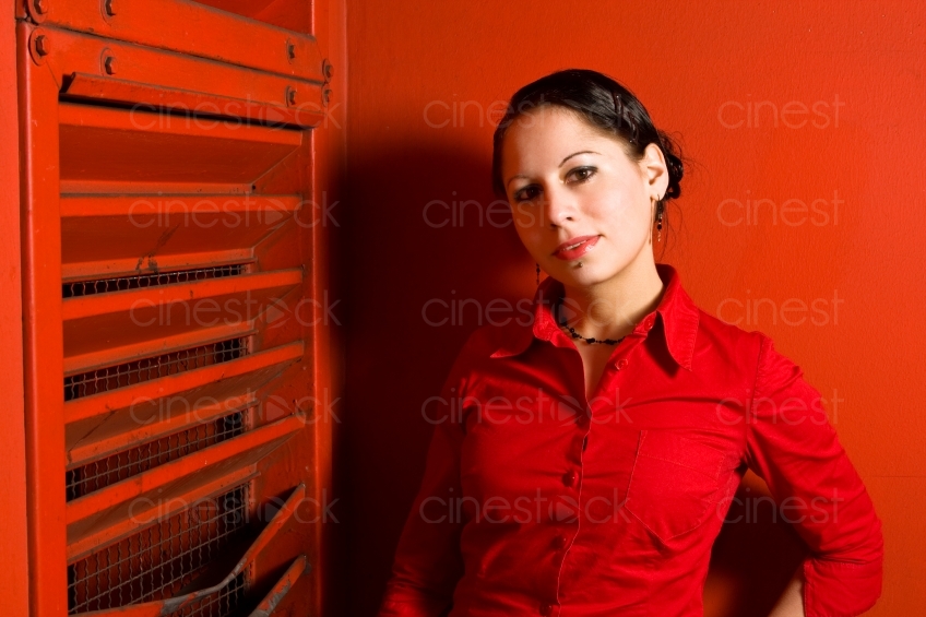 Frau in einer roten Bluse 20081213_0078