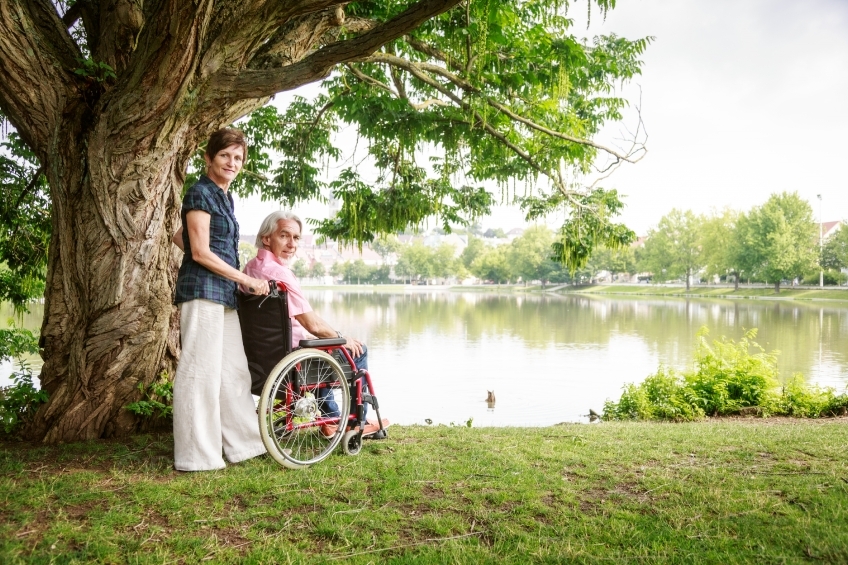 Frau und Rollstuhlfahrer an See schauen gen Kamera 20160725-0080 