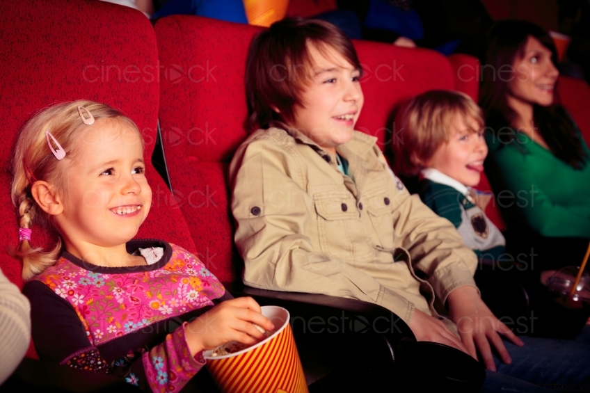 Kinder sitzen im Kino 20121115