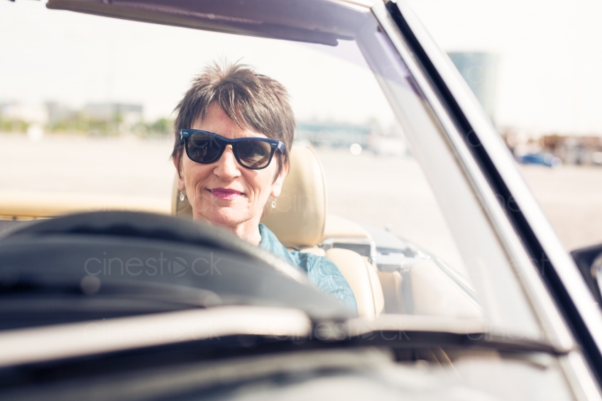 Ältere Frau fährt Cabrio 20150429-0159