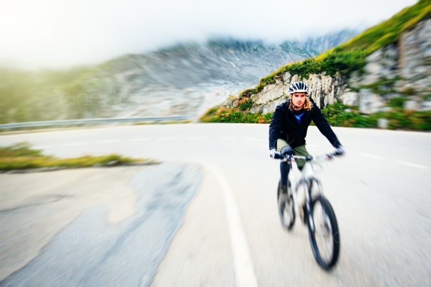 Mann auf Mountainbike fährt downhill 20150817-0357 