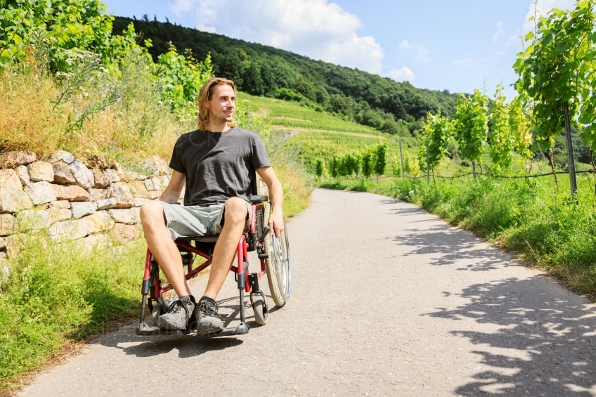 Mann im Rollstuhl unterwegs 20160718