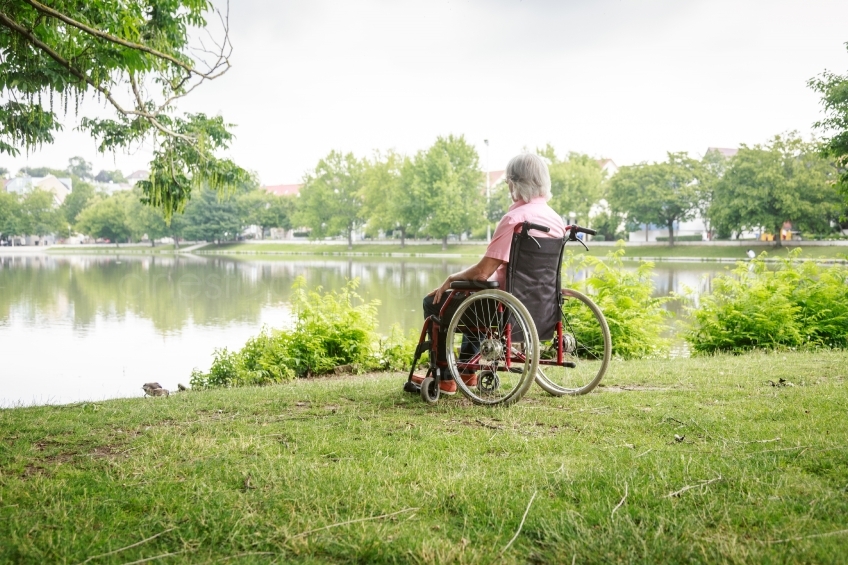 Mann im Rollstuhl vor einem See 20160725