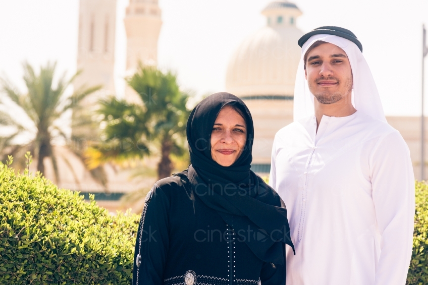 Muslimisches Paar vor Moschee 20140313-3978