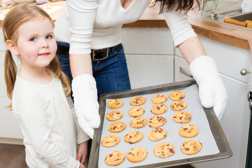 Mutter und Kind haben Kekse gebacken 20120426_0559 