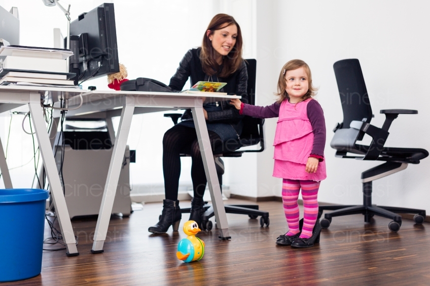 Mutter und Tochter am Schreibtisch im Büro 20150510-0336