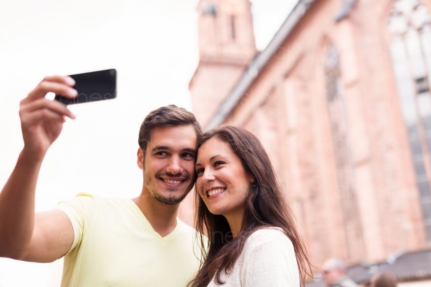 Paar macht Selfie vor Kirche 20130811-heidel-0260