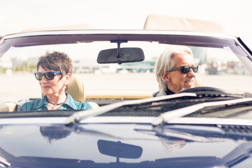 Paar mit Sonnenbrillen im Cabrio 20150429-0127