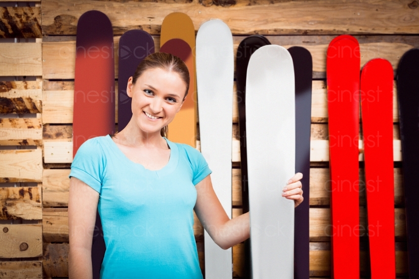 Verkäuferin mit Ski in der Hand 20121117