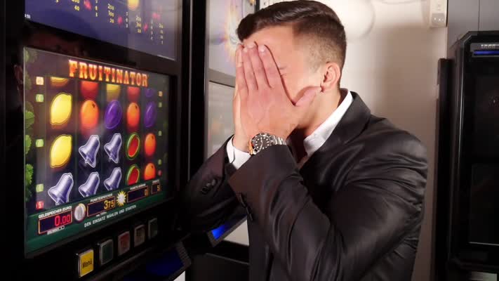 080_Spielautomaten_Gambling_spielen_Mann_VI