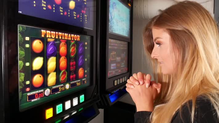 094_Spielautomaten_Gambling_spielen_Frau