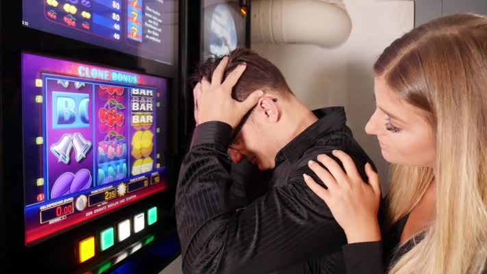 146_Spielautomaten_Gambling_spielen_verloren_mann_Frau_II