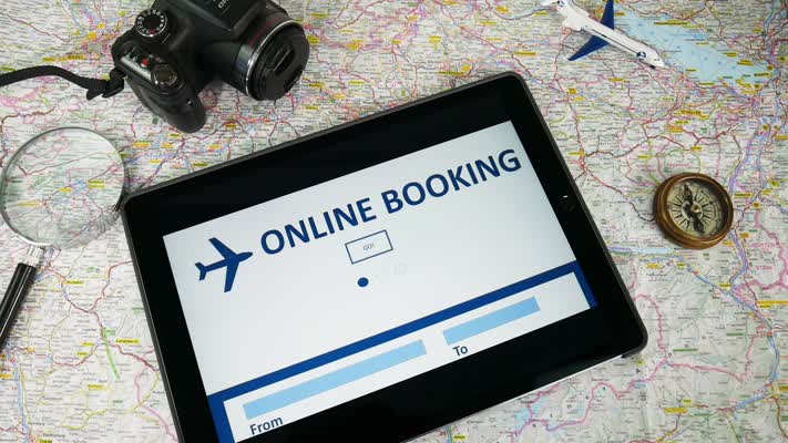 402_Online_Booking_Flugzeug_Kompass_Lupe_Kamera