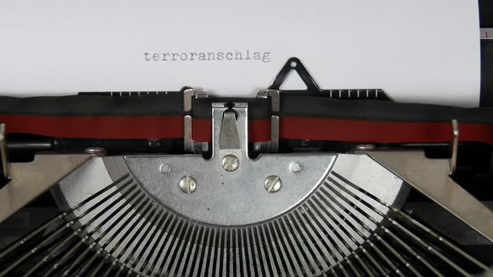 506_Terroranschlag_drehen_Schreibmaschine