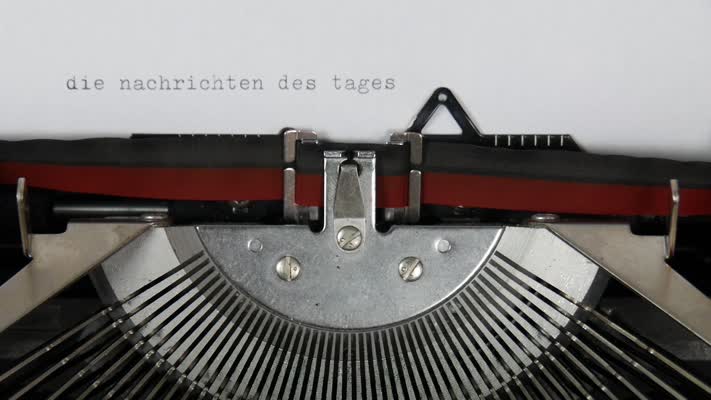 509_Die_Nachrichten_des_Tages_drehen_Schreibmaschine