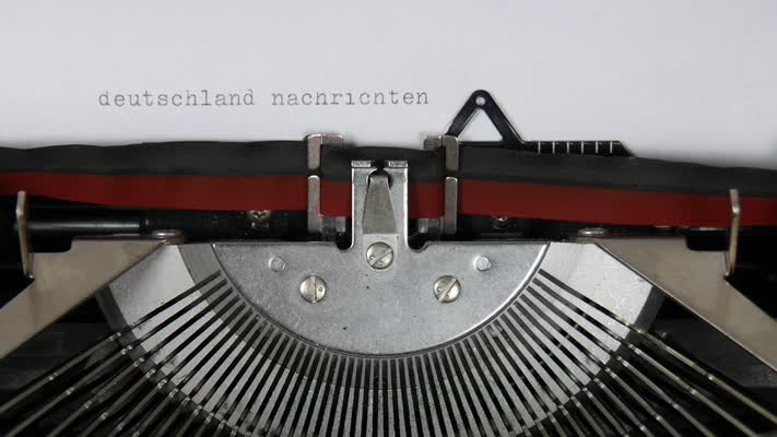 510_Deutschland_Nachrichten_drehen_Schreibmaschine