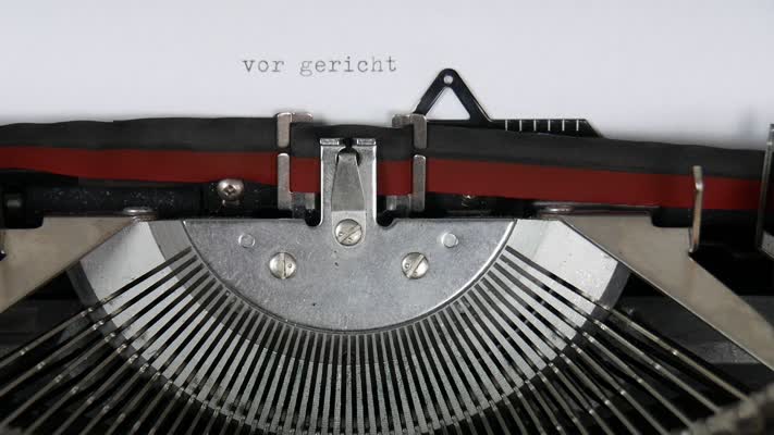 518_Vor_Gericht_drehen_Schreibmaschine