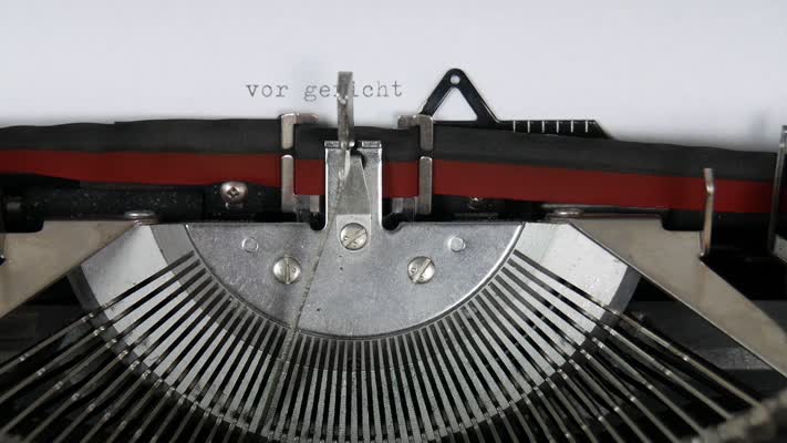 518_Vor_Gericht_Schreibmaschine