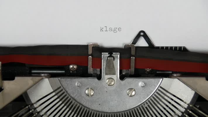 521_Klage_drehen_Schreibmaschine