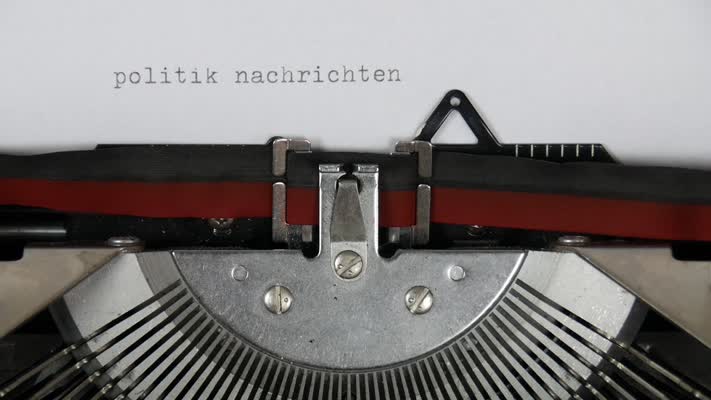 526_Politik_Nachrichten_drehen_Schreibmaschine