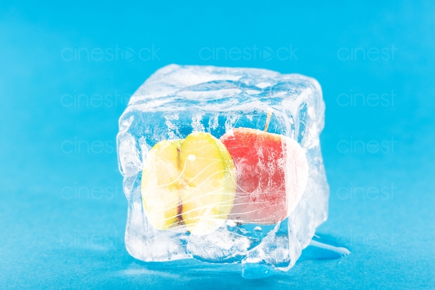 Apfel im Eiswürfel vor blauem Hintergrund 20130114