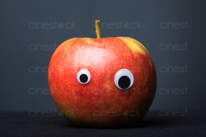 Apfel mit Augen vor schwarzem Hintergrund 20130110