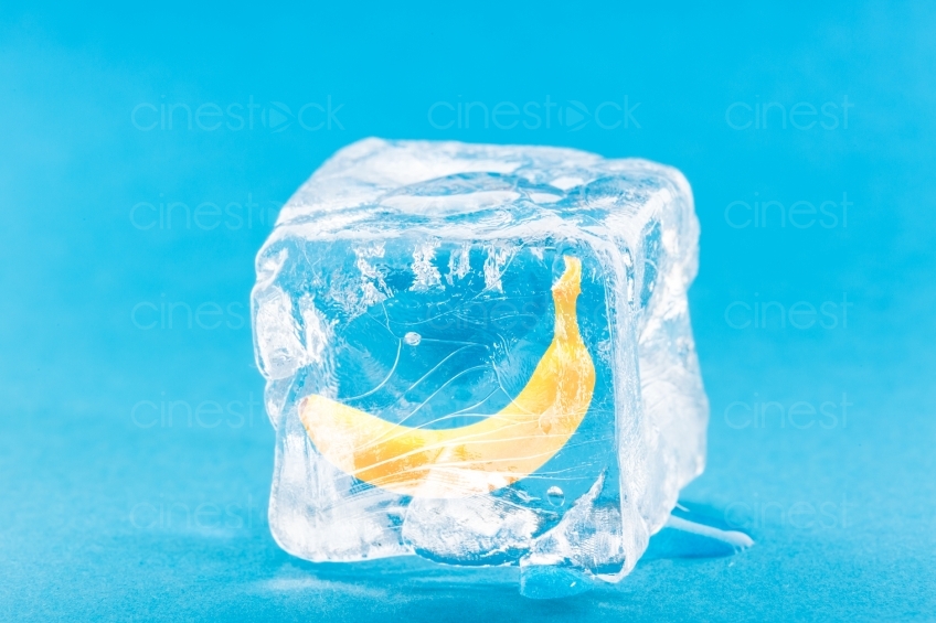 Banane im Eiswürfel vor blauem Hintergrund 20130114