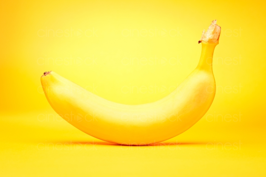 Banane vor gelbem Hintergrund 20120307_0219