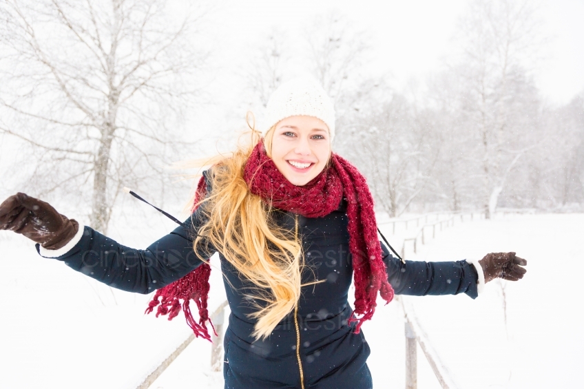 Blonde Frau bei Schnee im Wald 20130117