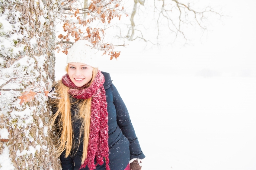 Blonde Frau bei Schnee im Wald 20130117