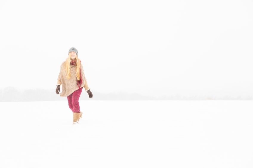 Blonde Frau draußen im Schnee 20130117