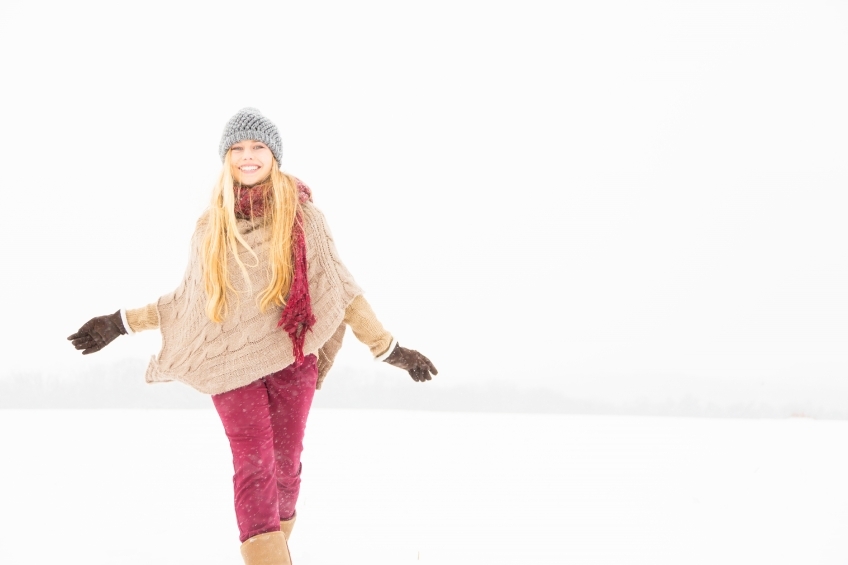 Blonde Frau draußen im Schnee 20130117