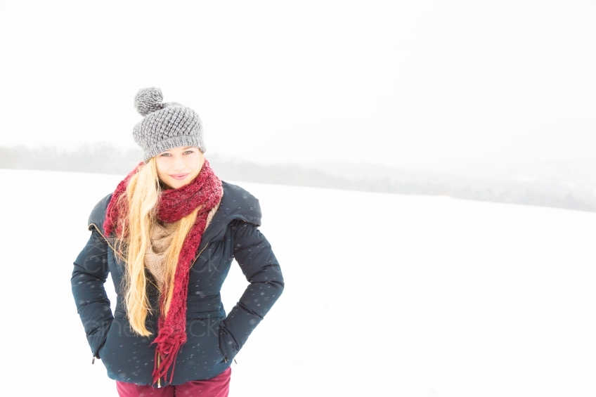 Blonde Frau im Schnee 20130117