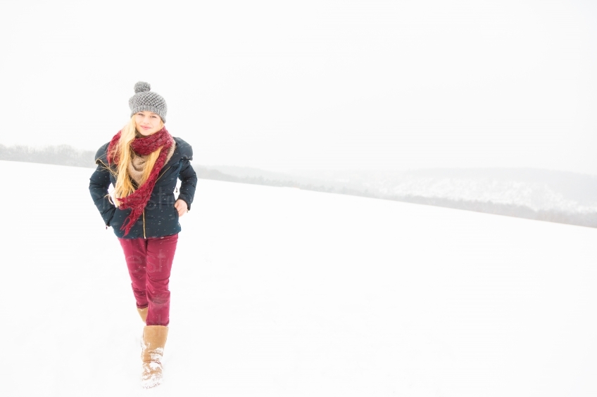 Blonde Frau läuft im Schnee 20130117