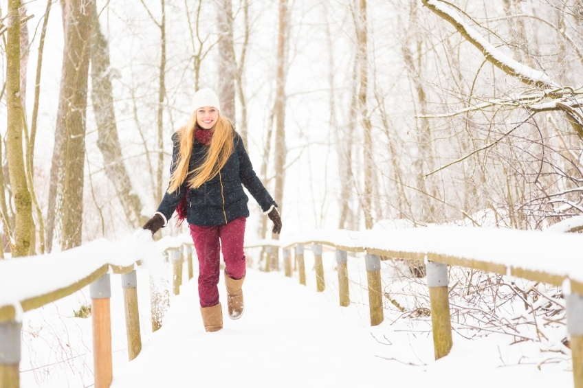 Blonde Frau spaziert im Schnee 20130117
