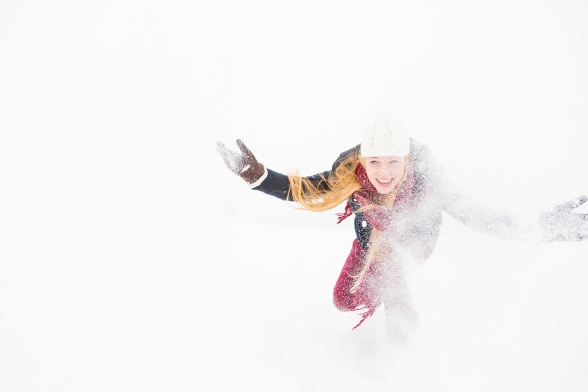 Blonde Frau wirft mit Schnee  20130117