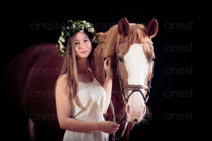 Blumenfrau neben Pferd 20150913-0605