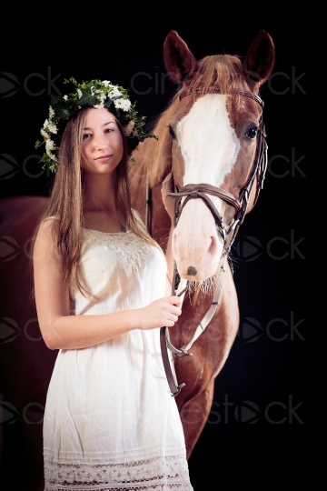 Blumenfrau neben Pferd 20150913-0610 
