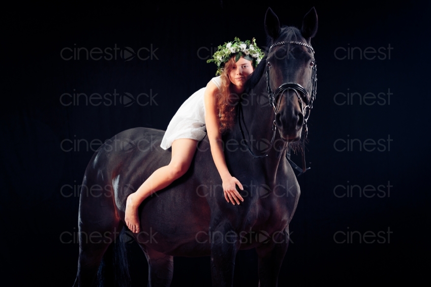 Blumenmädchen auf Pferd 20150913-0093