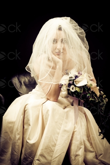 Braut sitzend mit Verschleierung 20110206_1087