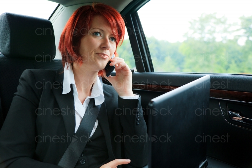 Businessfrau im  Auto 10081476
