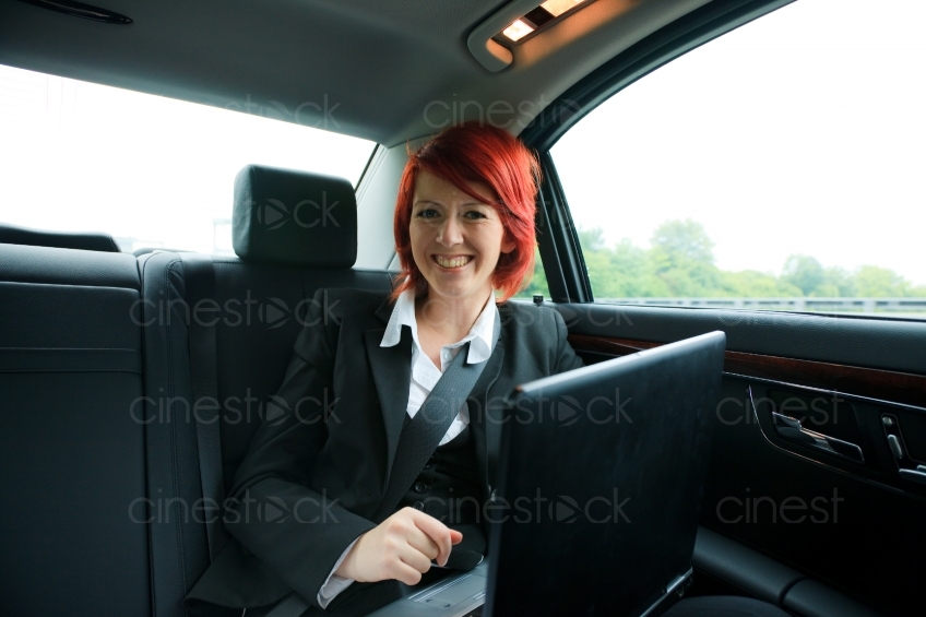Businessfrau im Auto 10441559