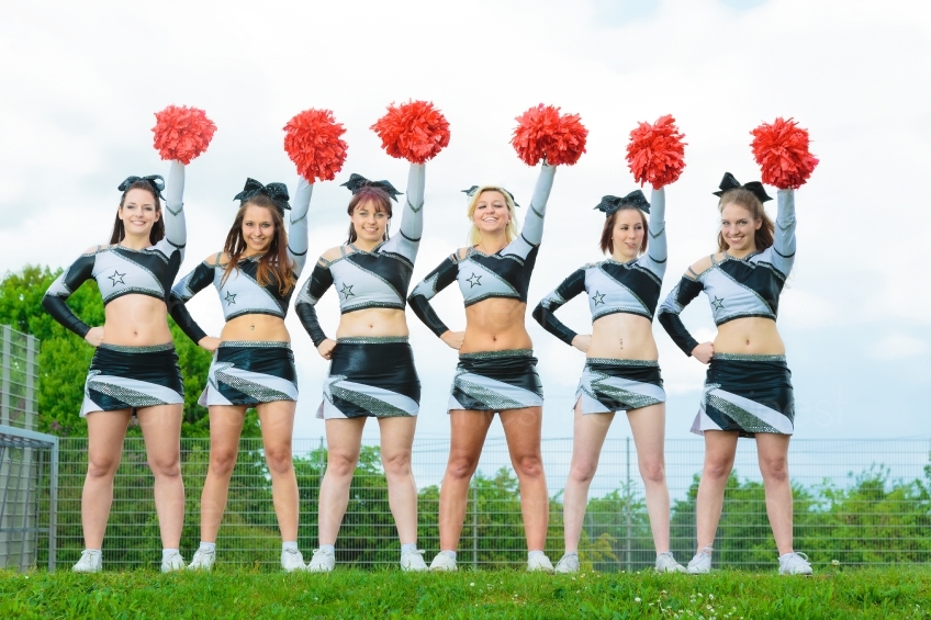 Cheerleader heben ihre Puschel hoch 20120506_0572 