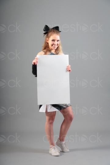 Cheerleader hält Papier 20120506_0070 